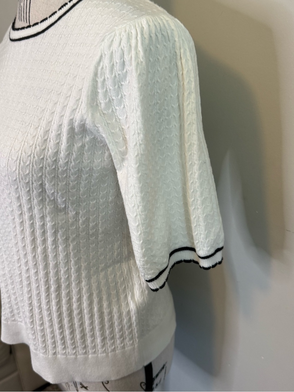 Adrianna Papell White Short Sleeve Knit Top with Black Trim Accents - Size M - Picture 4 of 10